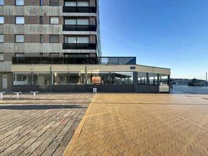 Commerce d’angle avec terrasse couverte et vue mer sur la...