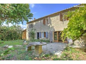 Mas 9 pièces 370 m²