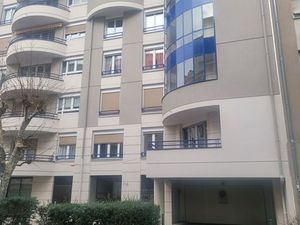 Places pour moto dans un box