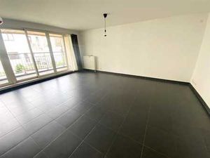 Appartement non meublé deuxième étage avec terrasse Naples L