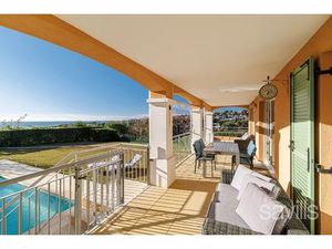 Maison moderne avec vue mer dans domaine
