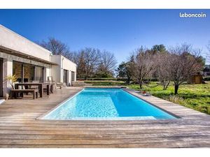 Loue grande chambre meublée dans villa moderne