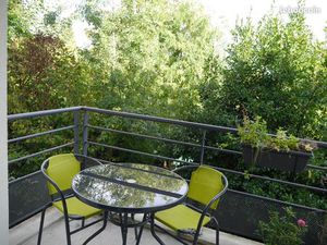 F2 Orléans très calme avec balcon et 2 parkings