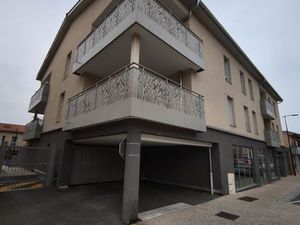 Garagme fermé s/sol grandes dimensions