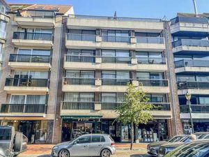 Emplacement de voiture près de l'ave. Dumortier.