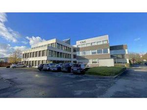 Bureau entièrement équipé à louer le long de l'E313 à Womme