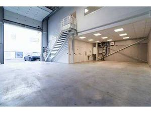 Unité PME de coin entièrement équipée - 144m² + Bureaux 73m²
