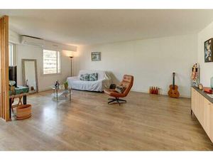 PORT Beau 3 pièces avec balcons cave et parking