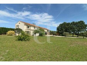 Bastide provençale avec piscine et dépendances à Pernes-les-F