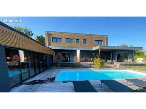 Maison en bois avec garage et dependance