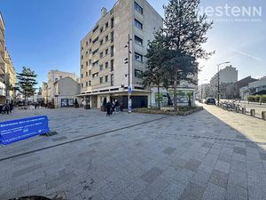 Bourg-la-Reine Coeur de ville  rue piétonne Appartement de charme avec balcon plein Sud  b