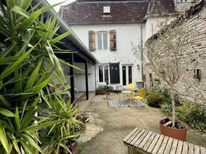Stunning town house with spacious courtyard