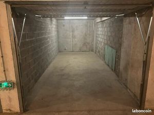 Garage dans immeuble sécurisé