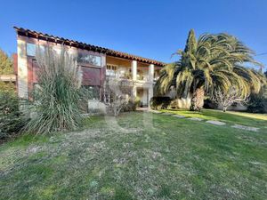 Superbe villa avec dépendances proche de Saint Rémy de Provenc