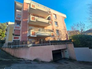 Place de parking grande longueur dans résidence securisée centre de saint andré de la roch