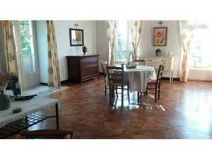 Loue F4 de Charme dans batisse de caractère à Lons Le Saunier