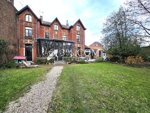 Maison bourgeoise semi-individuelle de 250 m² avec grand jardin et garages