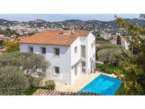 Villa contemporaine avec jardin et piscine au centre-ville