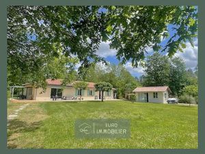 Contemporaine avec plusieurs dépendances et 7800 m² de terrain