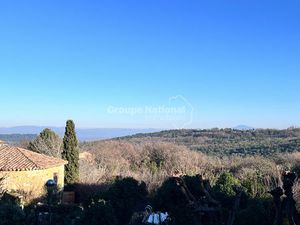 Maison de village avec vue  terrasses  jardinet et stationnement