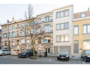 Topgelegen rijwoning met veel potentieel vlakbij het centrum