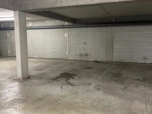 Place de parking en sous terrain / Recharge possible