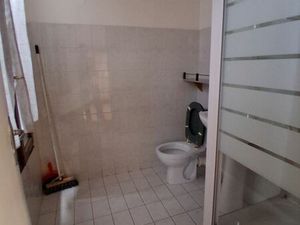 Chambre avec douche et wc à l'intérieur