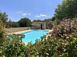 Villa de plain pied sur un terrain de 2300 m2 avec piscine.