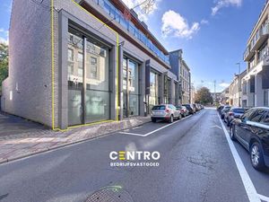 Winkelpand TE HUUR met industriële uitstraling in de Delaerestraat tussen stijlvolle hande