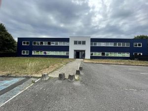 Bureaux à louer à Orvault avec parking sécurisé et espaces rénovés