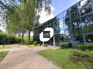 A LOUER  LOCAUX RENOVES/CLIMATISES