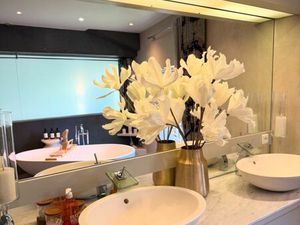 T2  grande salle de bain avec vue  piscine  parking