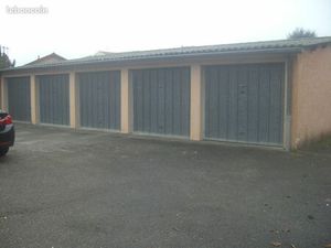 Terrain de 676m2 avec 16 garages louer en plein centre ville de decine 69150