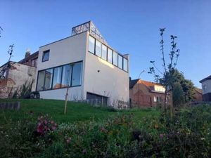 Maison de trois étages au caractère unique