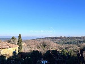 Maison de village avec vue  terrasses  jardinet et stationnement