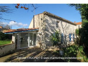 Maison ancienne de bourg avec agréable terrain clos