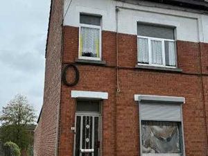 Maison de ville 3 façades avec jardin beau potentiel