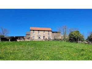 Corps de ferme avec 2 ha de terrain et la possibilité de plus