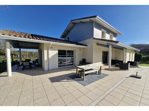 MAISON LUMINEUSE AVEC PISCINE DANS QUARTIER RESIDENTIEL AU CALME