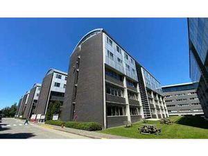 Bureaux rénovés économes en énergie dans le parc d'activité