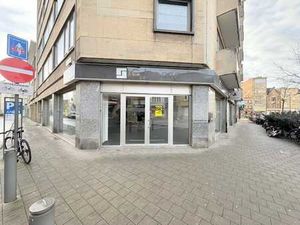 Hoekhandelspand met uitstekende visibiliteit