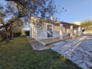 Située à Alès  maison de plain-pied d'environ 82 m² avec garage et piscine hors-sol