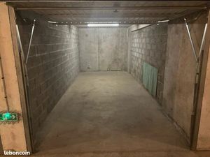 Grand garage sécurisé avec électricité