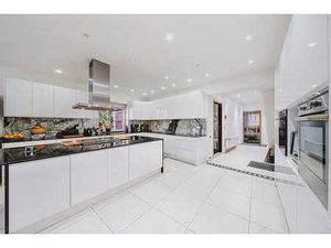 Maison entièrement rénovée 328 m²  3 façades  grand garage