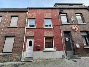 Op te frissen stadswoning met drie slaapkamers in rustige...