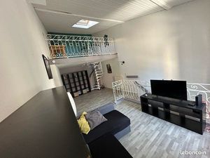 Maison avec de beaux volume avec cour