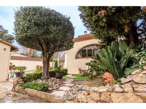 Maison avec piscine dans une rue calme du village torreillan