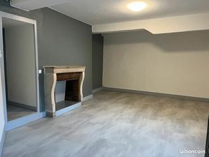 Loue F2 rénové au centre ville au pied de la Collégiale