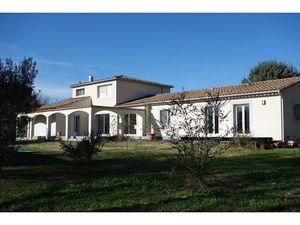 Location Maison 7 pièces 217m² LUNEL 34400