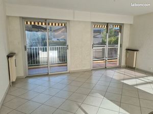 T4 grand et lumineux  sécurisé  double balcon